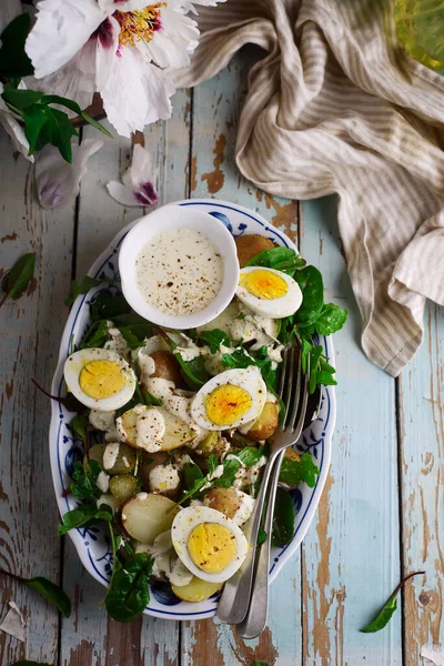 Tütsülenmiş Uskumru Yumurta Yeni Patates Dereotlu Salata Stil Kucaklaşması Seçici — Stok fotoğraf