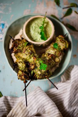 Yeşil Tanrıça Tavuk Şişleri. Klasik tarz. Seçici odaklanma.
