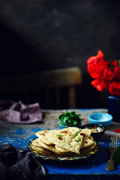 Pan Plano Ajo Naan Con Hummus Estilo Rústico Enfoque Selectivo —  Fotos de Stock