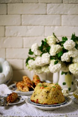 Mini kebap tavuk ve biber İtalyan ve spagetti güveci. Tarz rustik. Seçici odaklanma.