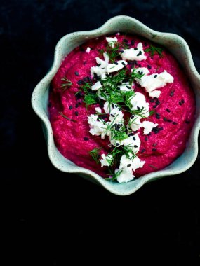  Peynirli ve dereotlu pancar kökü humus. görünüm 