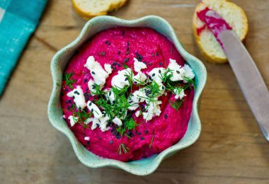  Peynirli ve dereotlu pancar kökü humus. görünüm 