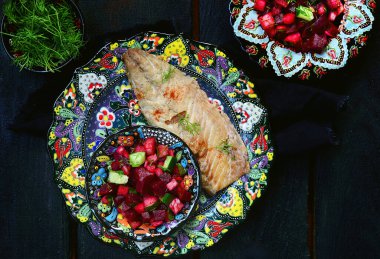 Sebze salsa soslu ızgara uskumru. Üst görünüm koyu fotoğraf