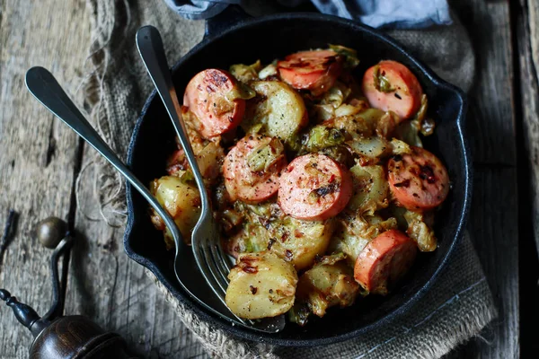 Γερμανικό Skillet Mustard Cream Σάλτσα Σιδερένιο Πίνακα Επιλεκτική Εστίαση — Φωτογραφία Αρχείου