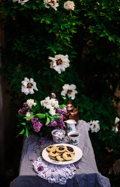 Lavendel Shortbread Een Tafel Een Voorjaarstuin Stijl Vintage Selectieve Focus — Stockfoto