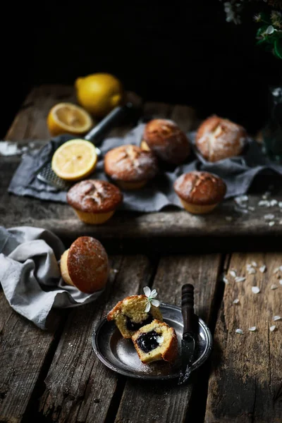 Muffins Dark Arándano Limón Photo Style Rustic Selective Focus —  Fotos de Stock