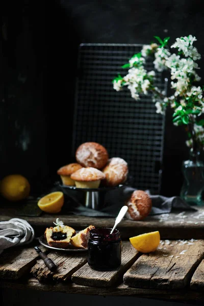 柠檬蓝莓松饼 深色照片 风格稀奇 选择焦点 — 图库照片