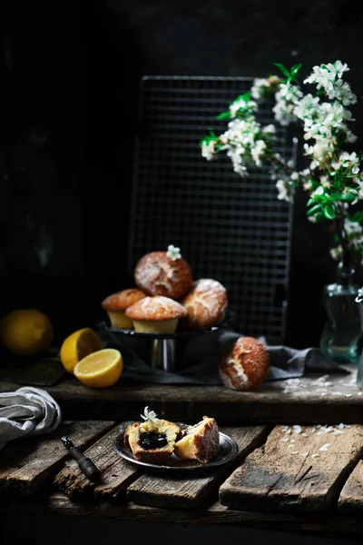 Cytryna Borówki Muffins Dark Photo Style Rustic Selective Focus — Zdjęcie stockowe