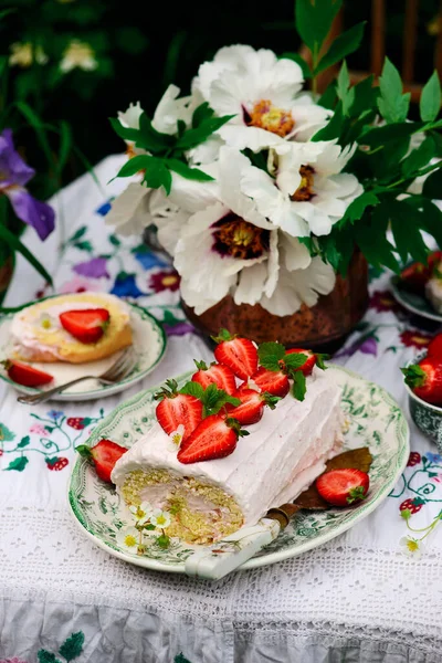 Rouleau Éponge Avec Fraises Crème Sur Une Table Dans Jardin — Photo