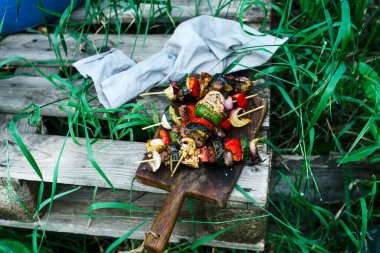 CAJUN ÇOCUK VE SAUSAGE KEBABS.outdoor. Seçici odaklanma