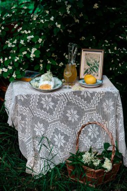 ROYAL DÜNÜNÜ LEMON & ELDERFLOWER MERİNGİ SERİS ROLL .vinle.style. Seçici odak