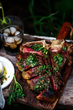 Şarap soslu biftek. Tarz rustik. Seçici odaklanma.