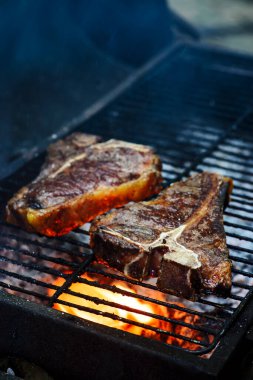 Şarap soslu biftek. Tarz rustik. Seçici odaklanma.