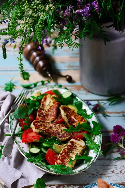 Frito Halloumi Vegetal Salad Style Rustic Selective Foco — Fotografia de Stock