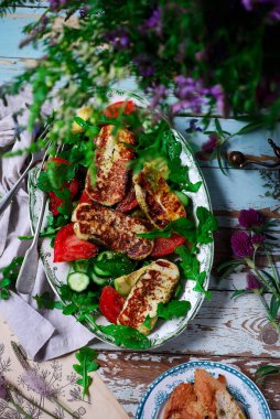 Kızarmış halloumi sebze salatası. Tarz rustik. Seçici odaklanma.
