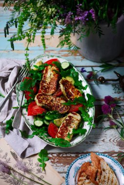 Kızarmış halloumi sebze salatası. Tarz rustik. Seçici odaklanma.