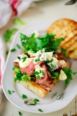 Hardal soslu ızgara biftekli sandviç. Seçici odak noktası.