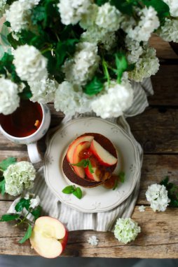 Çilek soslu krep. Klasik tarz. Seçici odak noktası.