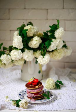 Çilek soslu krep. Klasik tarz. Seçici odak noktası.