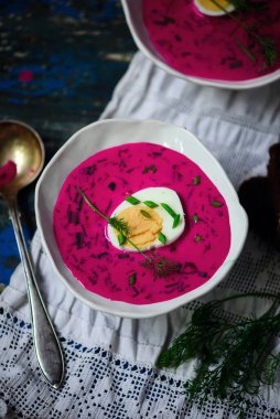 Litvanya 'nın soğuk borsch' u, yaz bahçesinde bir masada geleneksel soğuk çorba.