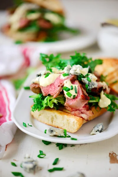 Grillade Biff Smörgåsar Med Senapssås Selektivt Fokus — Stockfoto