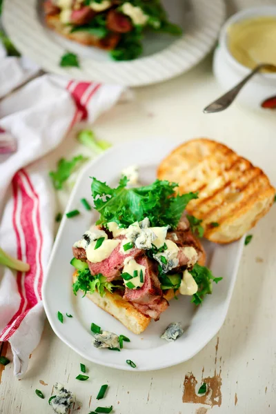 Panini Alla Griglia Alla Bistecca Con Salsa Senape Focus Selettivo — Foto Stock