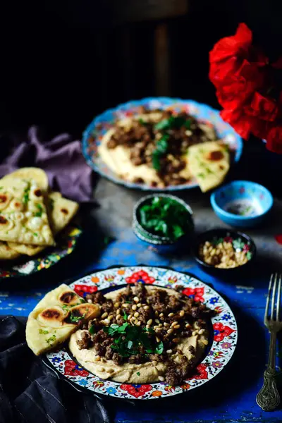 Hummus Com Cordeiro Moído Pinhões Torrados Foco Seletivo — Fotografia de Stock