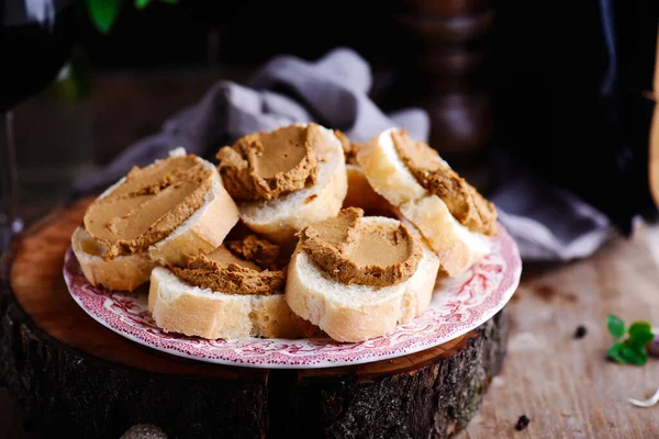 Kurczak Wątroby Pate Canape Style Rustic Selective Ostrości — Zdjęcie stockowe