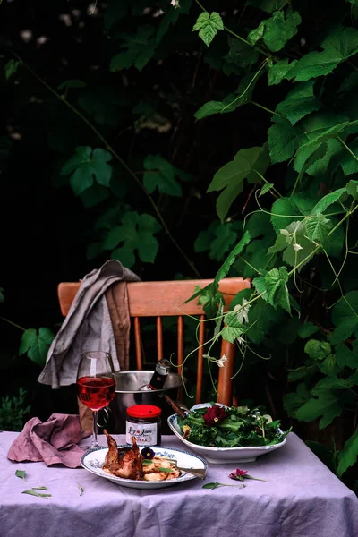 Polenta Kızılcık Soslu Bıldırcın Açık Hava Fotoğrafı Tarz Rustik — Stok fotoğraf