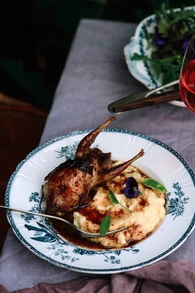 Caille Polenta Canneberge Sauce Outdoor Rustic Selective Focus — Photo