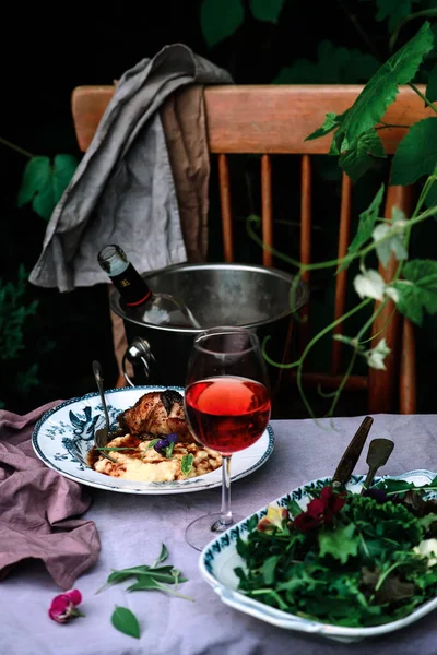 Codorniz Con Polenta Salsa Arándanos Enfoque Rustic Selective Aire Libre — Foto de Stock