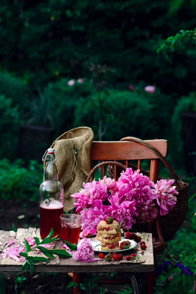 Truskawkowy Rabarbar Sernik Bars Outdoor Zdjęcie Vintage Style Selektywne Skupienie — Zdjęcie stockowe