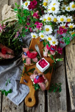 Pirzolalı crostini ve horseradish.style rustic.. seçici odaklanma