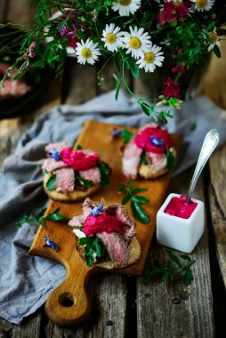 Pirzolalı crostini ve horseradish.style rustic.. seçici odaklanma