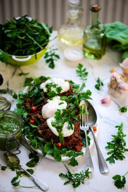 Domuz eti ve sebzeli roka chmichurri.Tarz rustik. Seçici odak noktası.