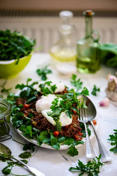 Carne Porco Puxada Vegy Hash Arugula Chmichurri Style Rústico Foco — Fotografia de Stock