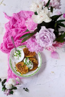 Vejetaryen mısır böreği. Tarz kırsal. seçici odak