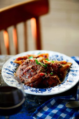 Osso buco ragu soslu pappardelle. Seçici odak