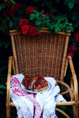 Bahçede raventli tatlı dürümler. Eski tarz. seçici odak