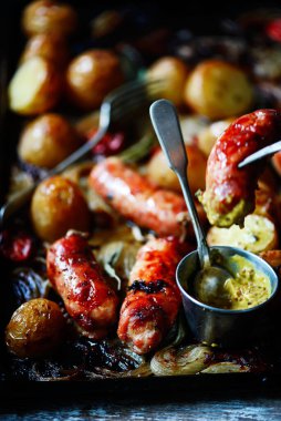 Sosis ve patates tepsisi. Tarz kırsal. Seçici odaklanma.