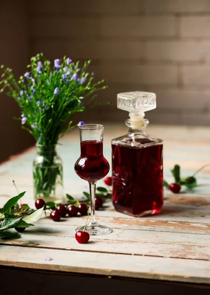 Cherry Liqueur Kirsch Glasses Style Vintage Селективный Фокус — стоковое фото