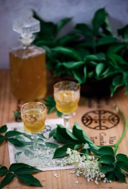 Elderflower bardakta beyaz şarap. - Evet. Klasik tarz. seçici odak