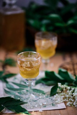 Elderflower bardakta beyaz şarap. - Evet. Klasik tarz. seçici odak