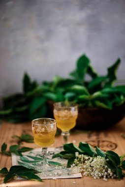 Elderflower bardakta beyaz şarap. - Evet. Klasik tarz. seçici odak