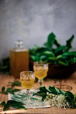 Elderflower bardakta beyaz şarap. - Evet. Klasik tarz. seçici odak