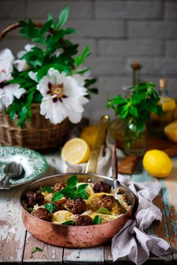 Yunan Kuzu Köftesi ve Pirinç Tarzı Kırsal. Seçici Odaklanma