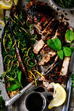 Patlıcanlı ızgara domuz pirzolası. Tarz rustik. Seçici odaklanma.