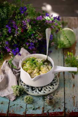 Seramik tavada dereotlu kabak güveci. style rustic .selektif odak