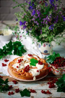 Frenk üzümlü tatlı çörekler. Krem Peynir Şekerleme ile klasik tarzda. Seçici odaklanma.