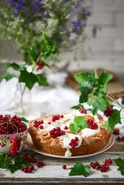 Frenk üzümlü tatlı çörekler. Krem Peynir Şekerleme ile klasik tarzda. Seçici odaklanma.